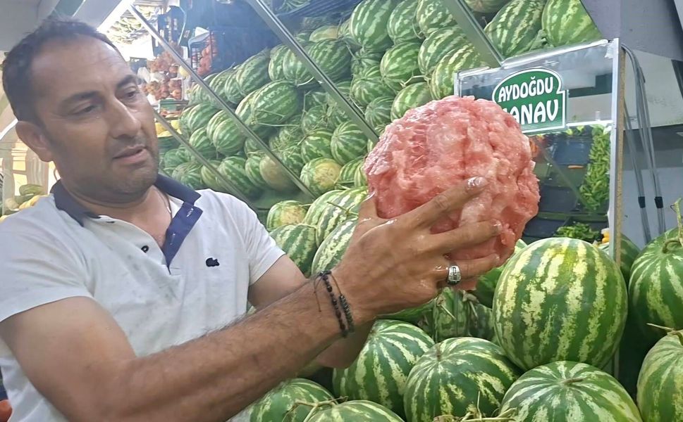 Manavın eliyle karpuz soyma videosu sosyal medyada viral oldu