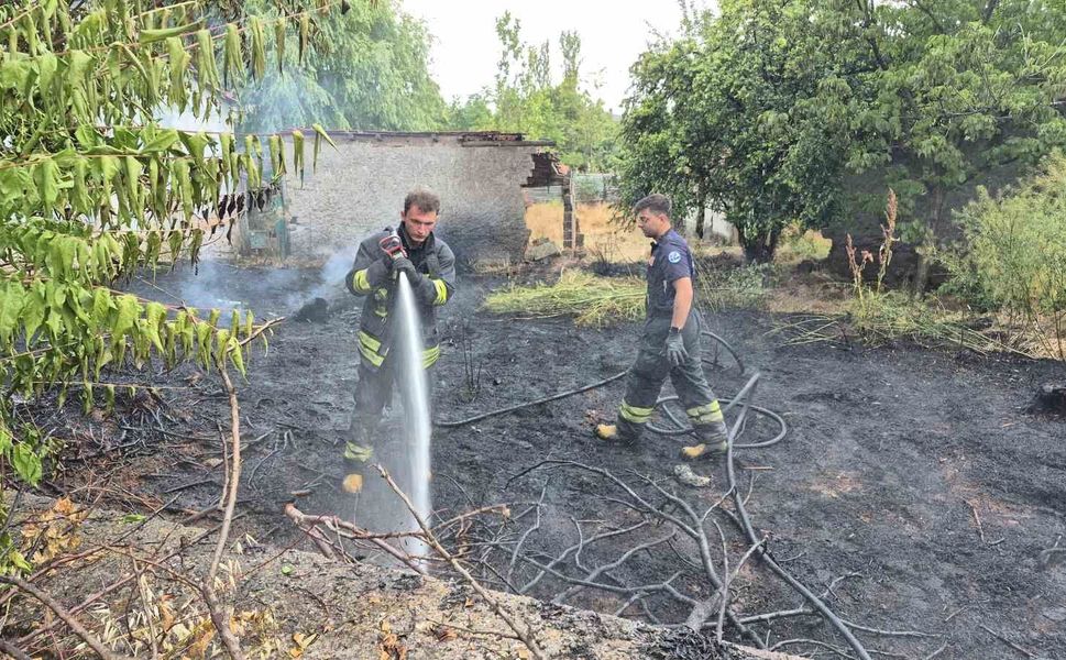 Ağzından düşürdüğü sigara sebebi ile bahçeyi alevler sardı