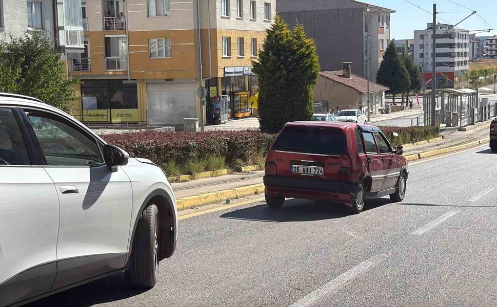 Ani manevra yapan sürücü yoluna devam etti, arkadaki araçlar kaza yaptı