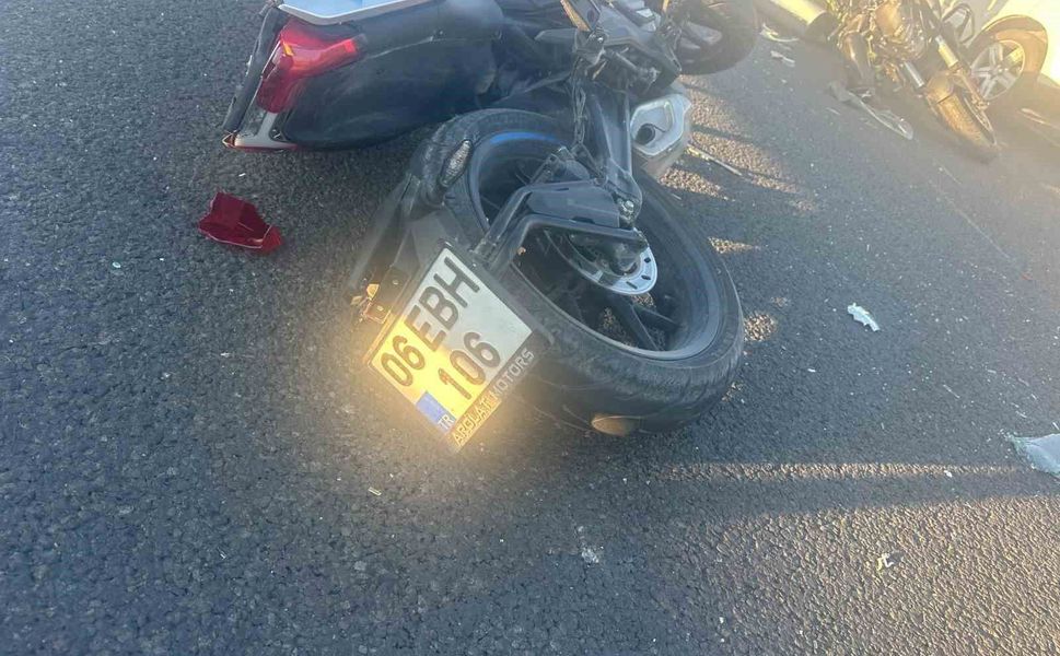 Ankara-Eskişehir yolunda iki motosiklet aynı istikametteki otomobile çarptı: 2 yaralı