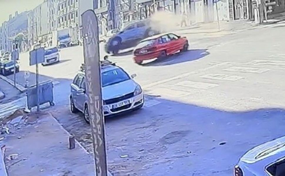 Ara sokaktan çıkan otomobilin çarptığı hafif ticari araç yan yattı
