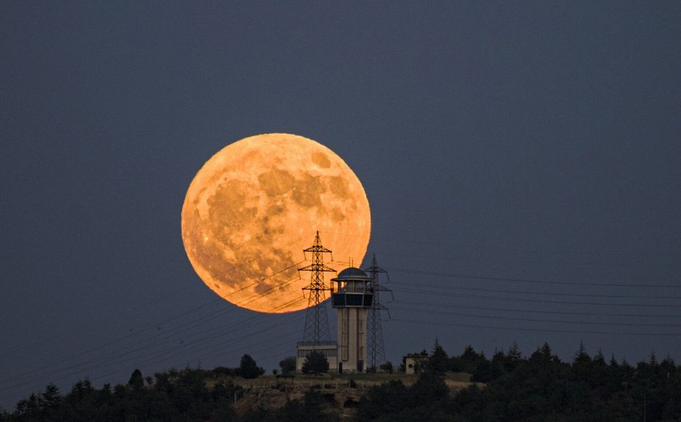 Astrofotoğrafçı 'Çilek Dolunayı'nı böyle görüntüledi