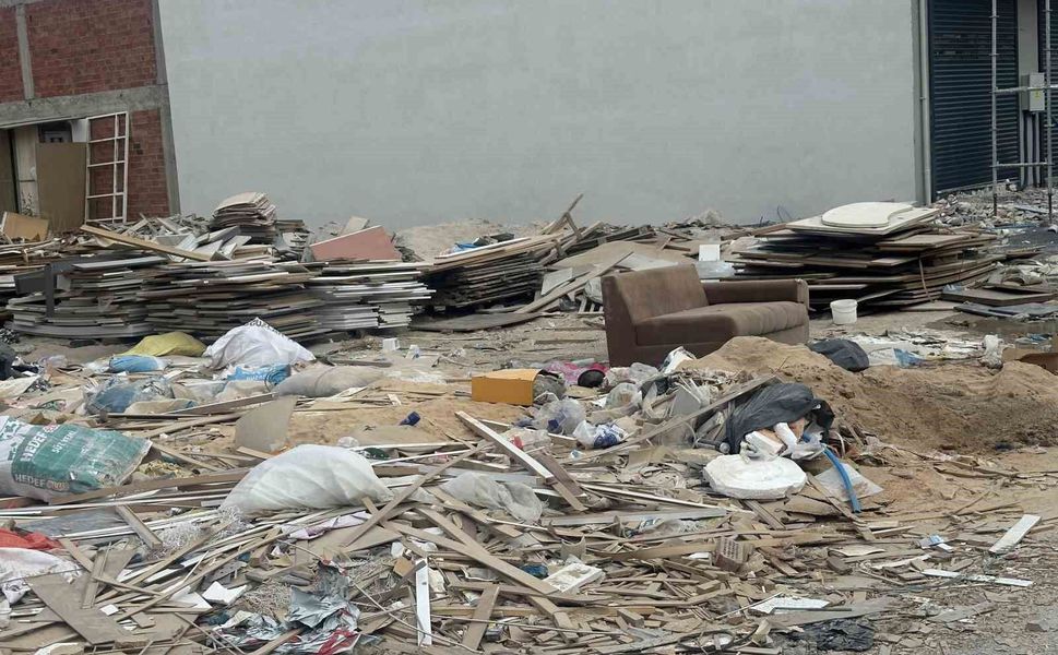 Baksan Sanayi Sitesi'nde biriken atıklar çevrede büyük rahatsızlık oluşturuyor
