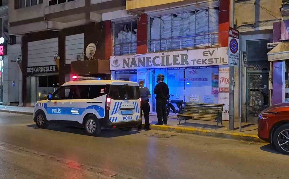 Binanın camını kıran şüpheliyi çevre esnafı yakaladı