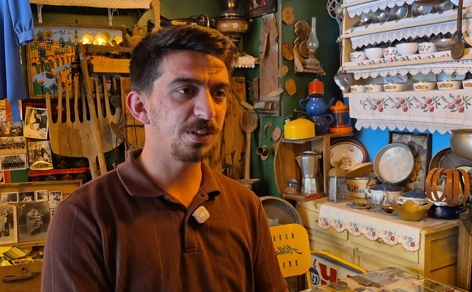 Binlerce antika ile süslenen müze görünümlü ilginç kafe