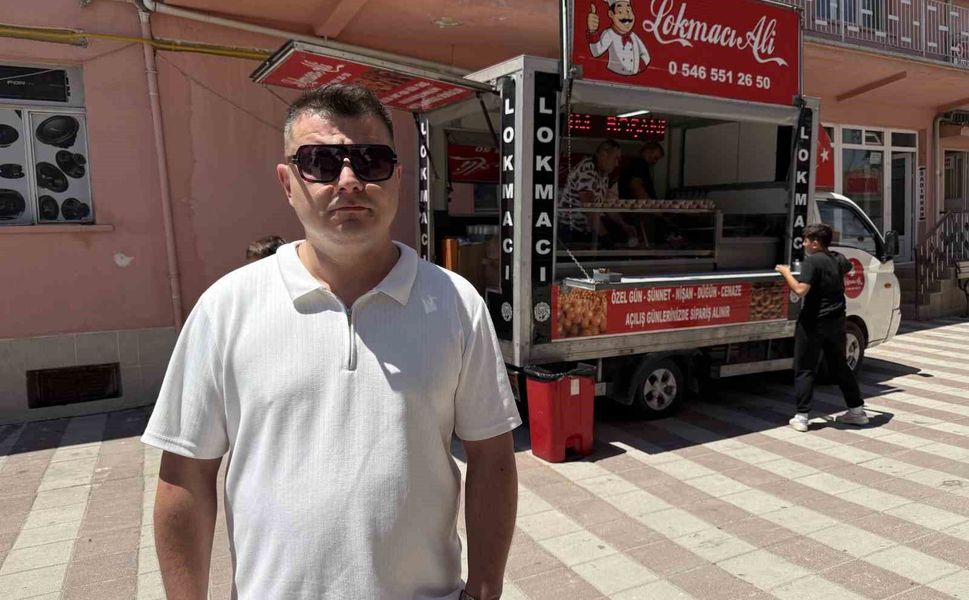 Boşanmasını lokma dağıtarak kutladı