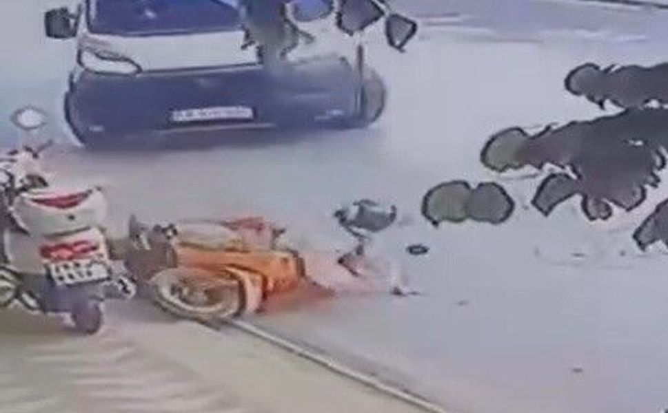 Dönüş yapan minibüs motosiklete böyle çarptı