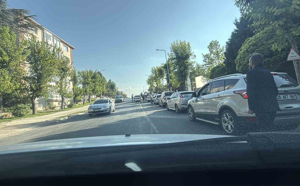 Düğün konvoyu ambulasların çıkış yaptığı kapıyı kapattı