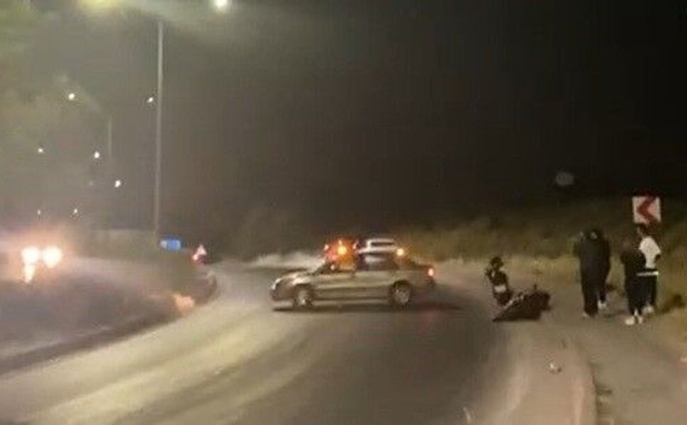 Düştüğü ıslak yolu kayda alırken, kadrajına başka bir kaza girdi