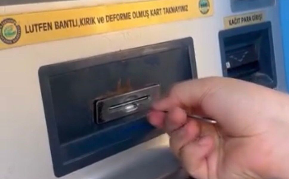 Eskişehir Büyükşehir Belediyesi'ne ait otomattan kartını ancak cımbızla alabildi
