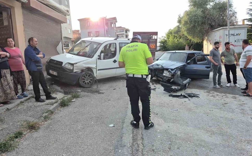 Eskişehir'de 2 araç kafa kafaya çarpıştı, faciadan dönüldü