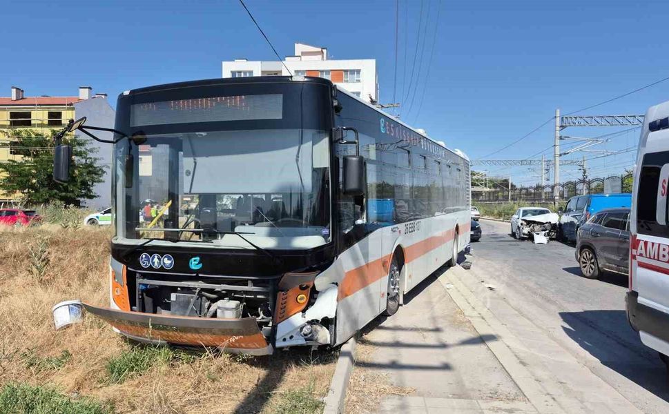 Eskişehir'de 2 belediye aracının çarptığı otomobildeki 2 kişi yaralandı