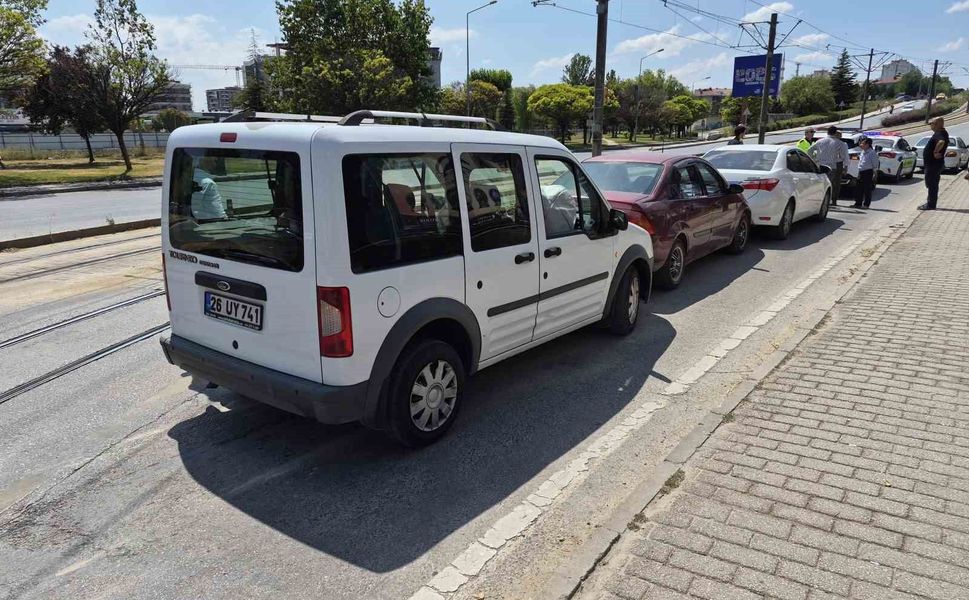 Eskişehir'de 3 aracın karıştığı zincirleme trafik kazası ucuz atlatıldı
