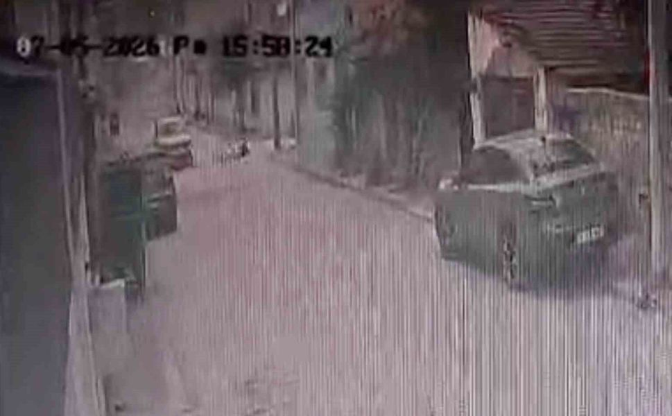 Eskişehir'de 6 yaşındaki bisikletli çocuk ile aracın çarpıştığı kaza kameralara anbean yansıdı