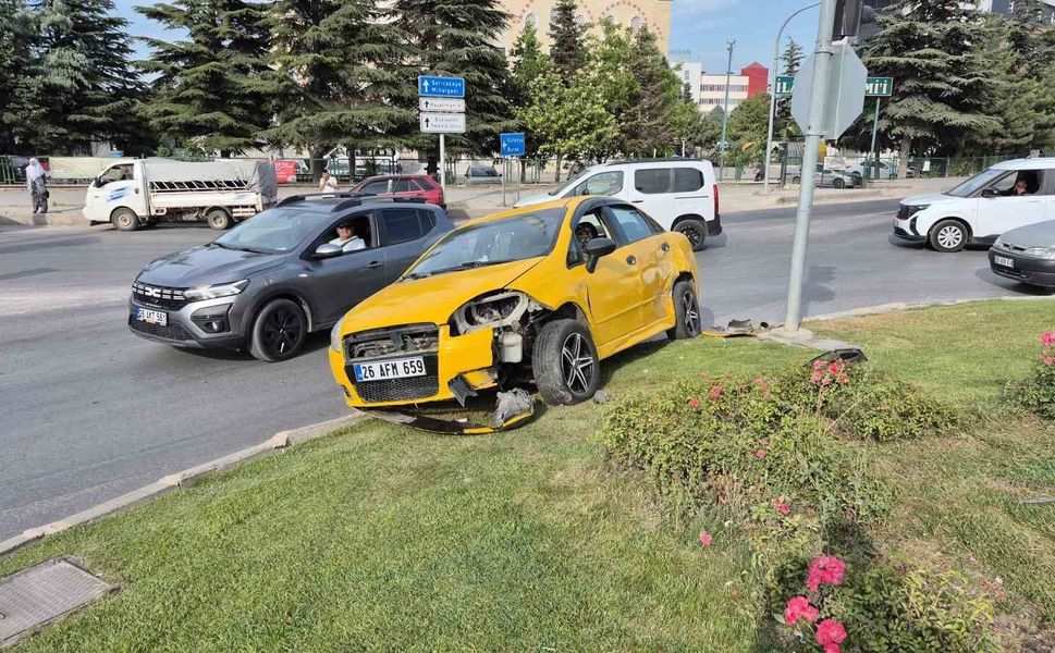 Eskişehir'de araç ile çarpışan otomobil kavşaktaki refüje çıktı