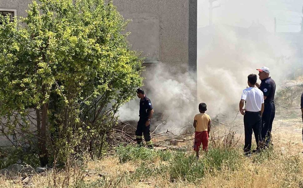Eskişehir'de bir mahallede aynı anda iki yangın