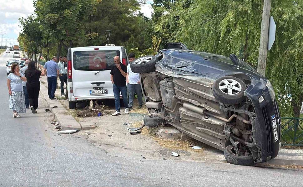 Eskişehir'de dolmuşun çarptığı otomobil yan yattı: 8 yaralı