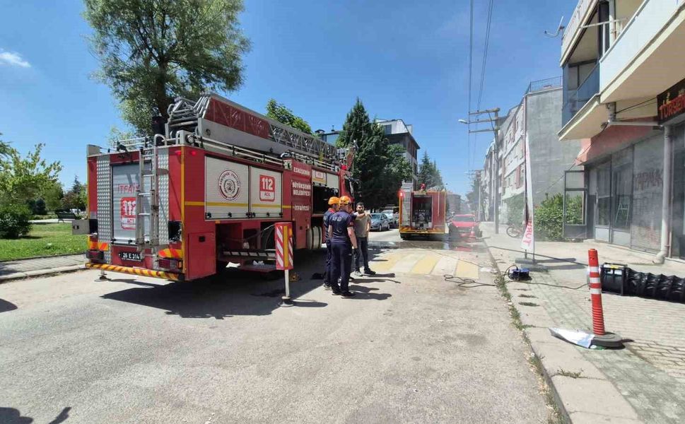 Eskişehir'de iş yeri yangını, dumandan etkilenen 6 kişi hastaneye kaldırıldı