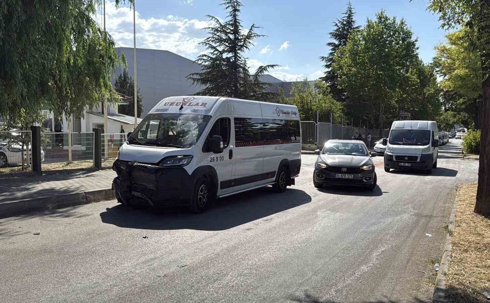 Eskişehir'de işçi servisi ile otomobil çarpıştı: 11 yaralı