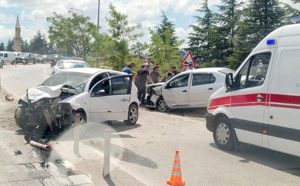 Eskişehir'de kafa kafaya çarpışan araçlar hurdaya döndü