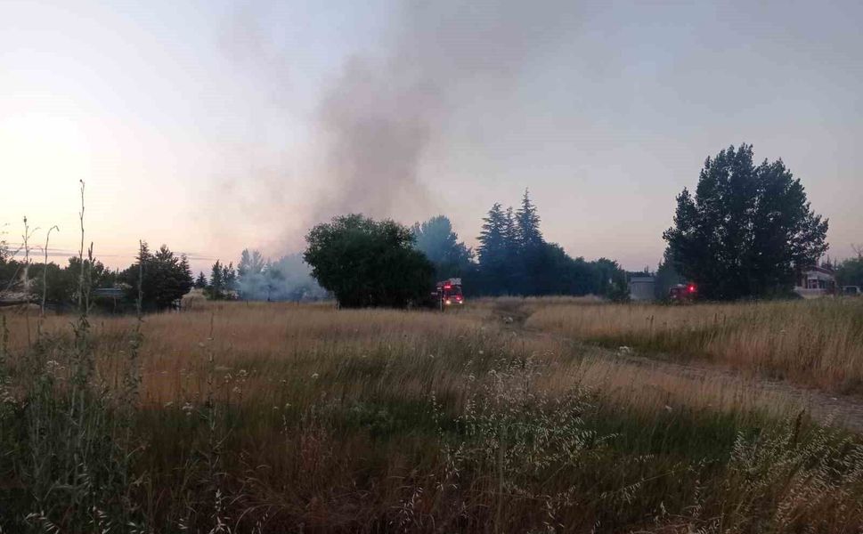 Eskişehir'de otluk alanda çıkan büyük yangın paniğe sebep oldu