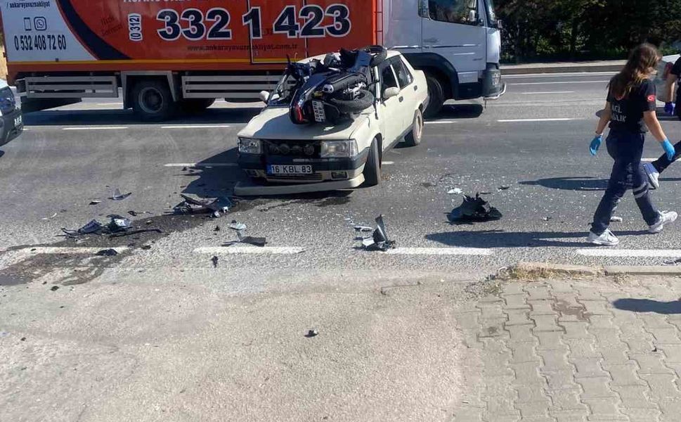 Eskişehir'de otomobil ile motosiklet çarpıştı: 3 yaralı