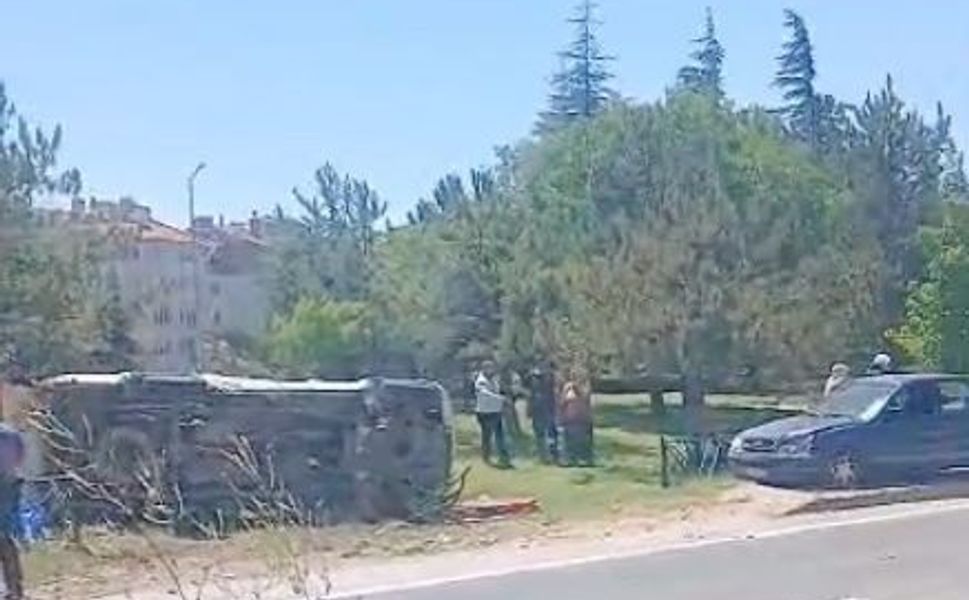 Eskişehir'de otomobil yol kenarına devrildi