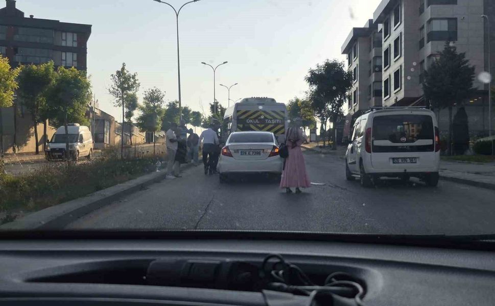 Eskişehir'de otomobilin servise çarptığı kazada maddi hasar oluştu