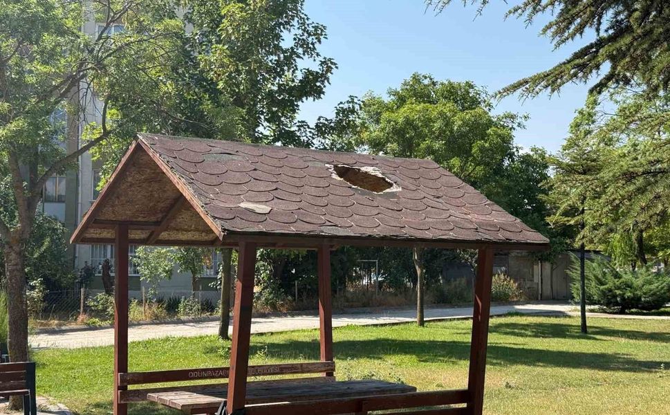 Eskişehir'de parktaki kamelyanın çatısında hasar meydana geldi