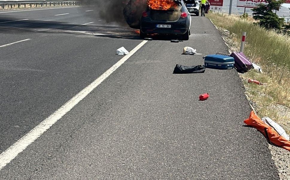 Eskişehir'de seyir halindeki otomobil alevlere teslim oldu