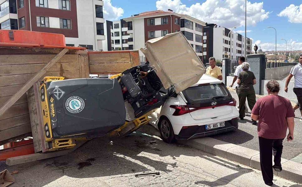 Eskişehir'de silindir yüklü römork, sürücü adayı aracını ezdi: 2 yaralı