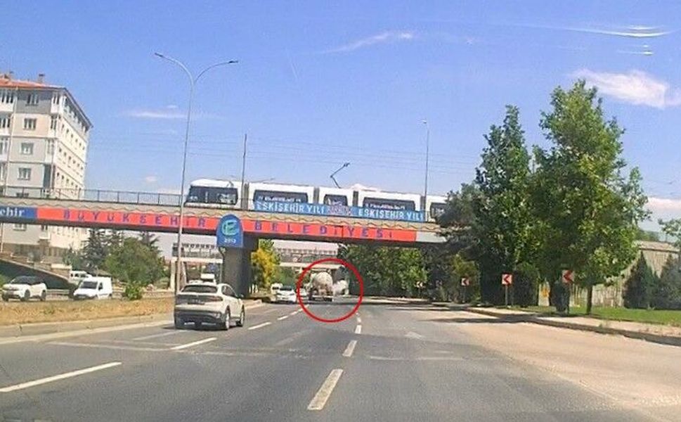 Eskişehir'de tankerin lastiğinin bomba gibi patladığı anlar kamerada