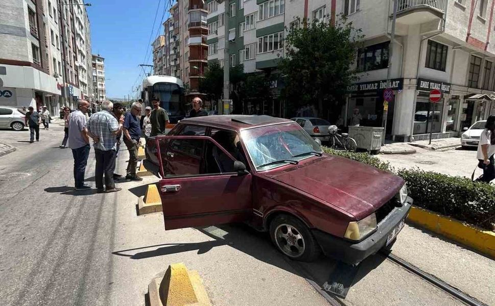 Eskişehir'de trafik kazası sebebiyle tramvay seferleri aksadı
