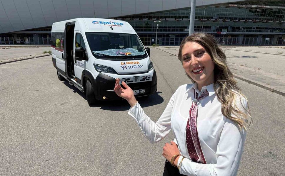 Eskişehir'de üniversite mezunu kadın servis şoförü 'olmaz' diyenlere inat direksiyon sallıyor