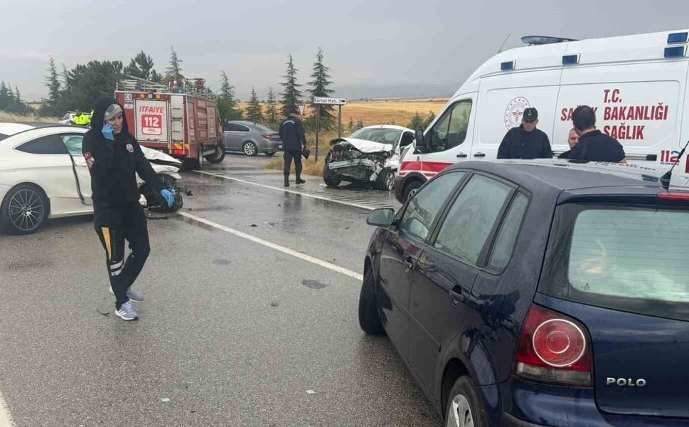 Eskişehir'de yağmur sonrası 3 aracın karıştığı trafik kazası, 2'si ağır 6 yaralı