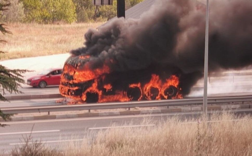 Eskişehir'de yanan kamyon adeta alev topuna döndü