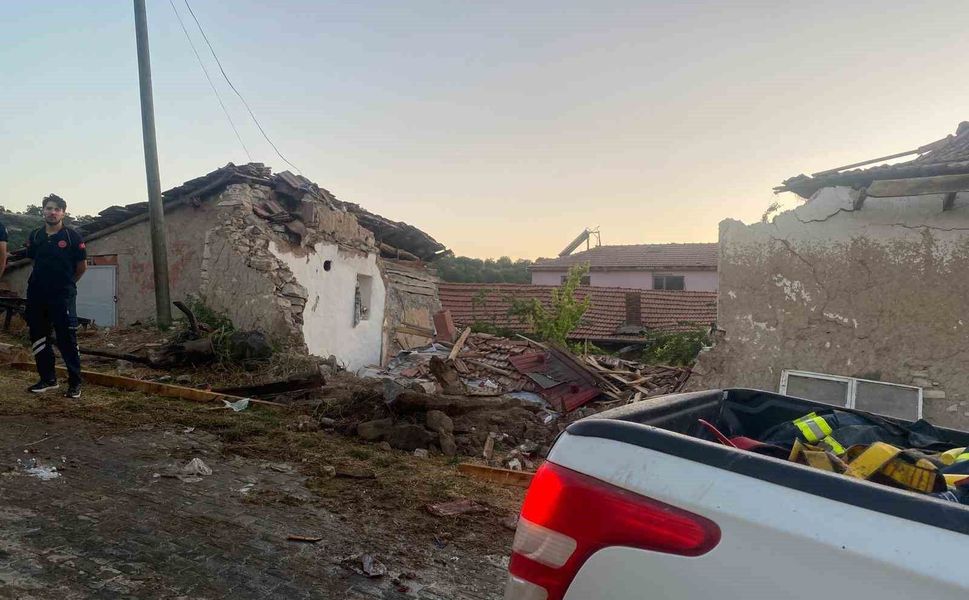 Eskişehir'de yangından dönen itfaiye aracı eve çarptı: 3 itfaiye eri yaralı