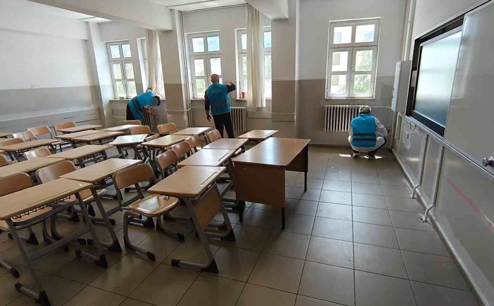 Eskişehir'de yükümlüler okulda boya, tadilat ve temizlik çalışması başlattı