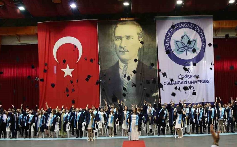 ESOGÜ Diş Hekimliği Fakültesi 2026 mezunlarını verdi