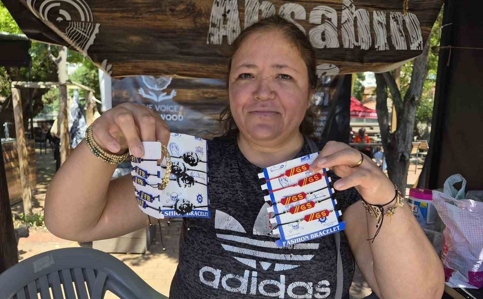 Evde oturmak yerine boncuklara hayat veriyor