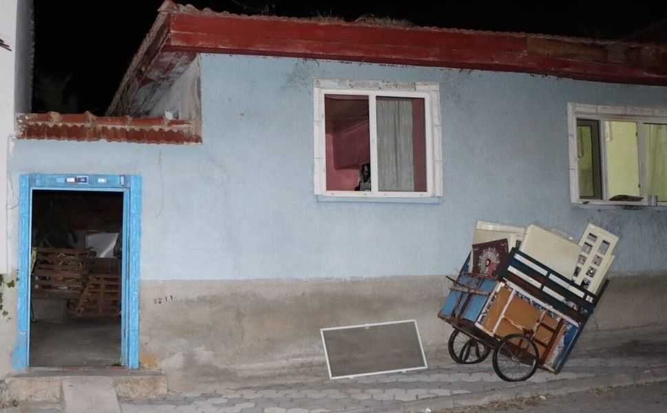 Evinden kötü kokular gelen adamın annesinden 5 gün sonra öldüğü belirlendi