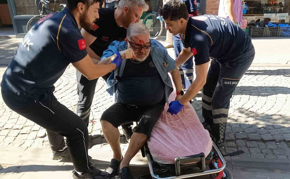 Kaldırımda yürürken hastanelik oldu