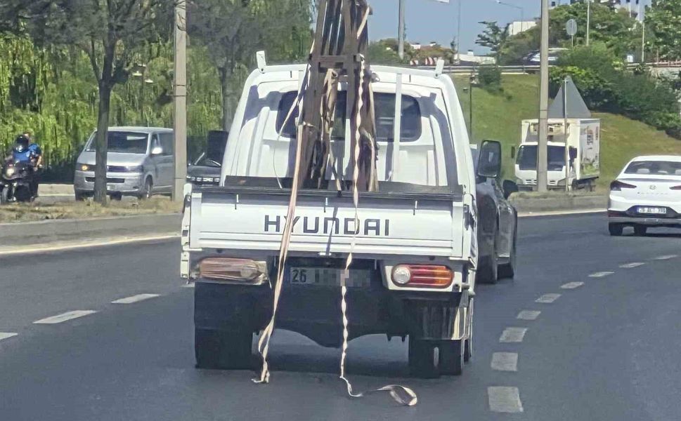 Kamyondan sarkan şeritler trafiği tehlikeye attı