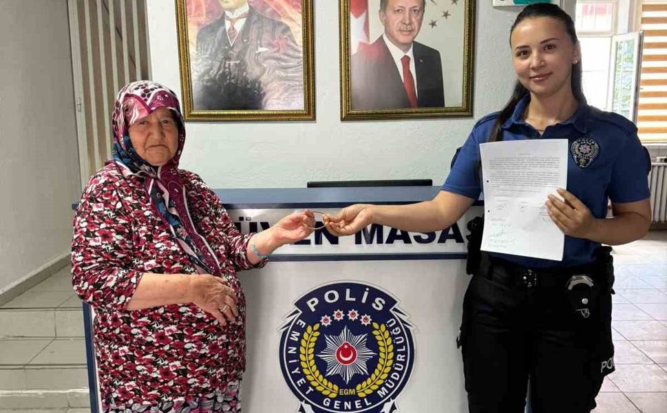 Kaybettiği altın bileziğine polis ekipleri sayesinde kavuştu