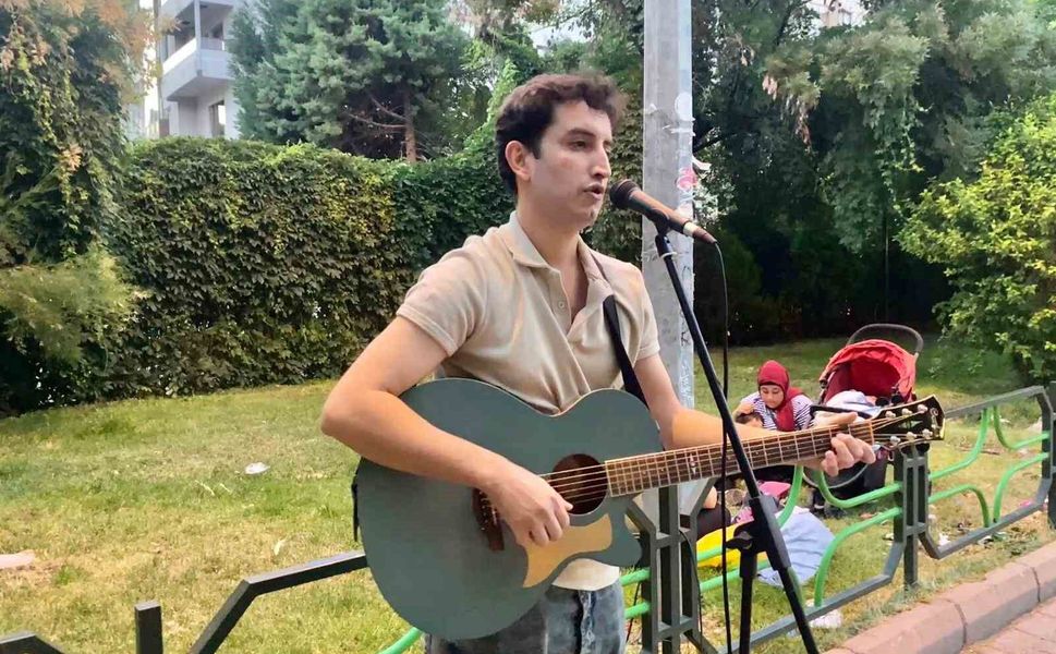 Kendi bestelerini duyurmak için sokağı sahneye dönüştürdü