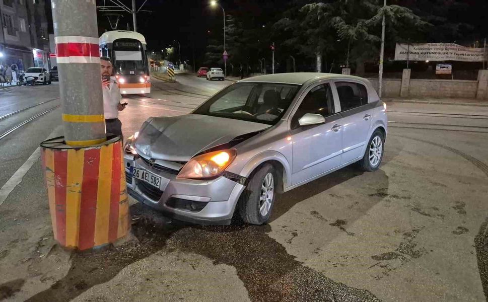 Kontrolden çıkan otomobil tramvay hattının direğine çarptı: 1 yaralı