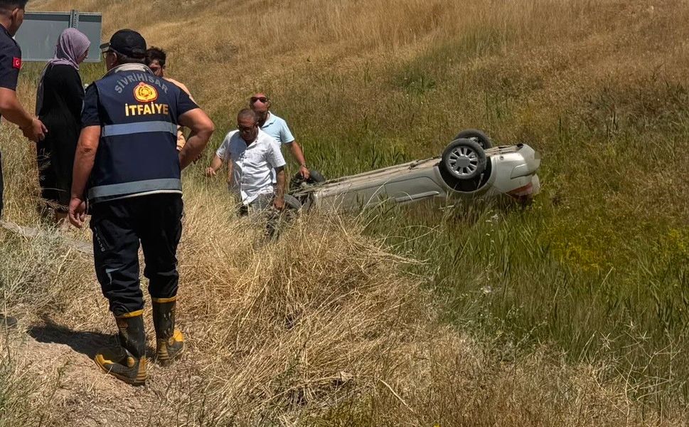 Konya-Eskişehir yolunda otomobil şarampole devrildi: 2 yaralı