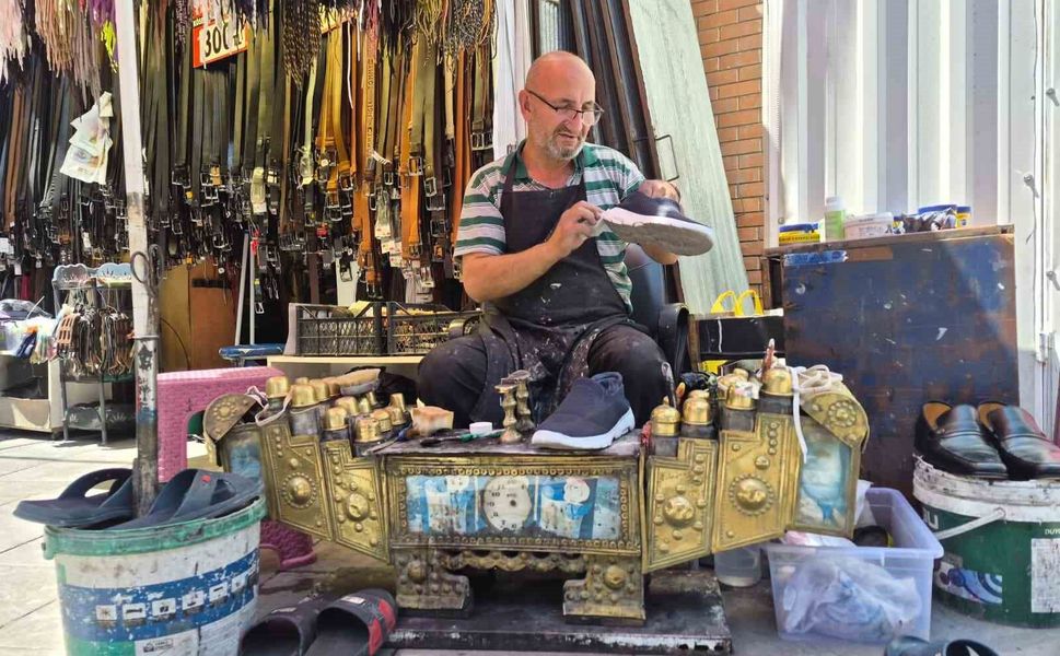 Mesleğine ön yargılı bakış  emektar ayakkabı boyacısını üzüyor