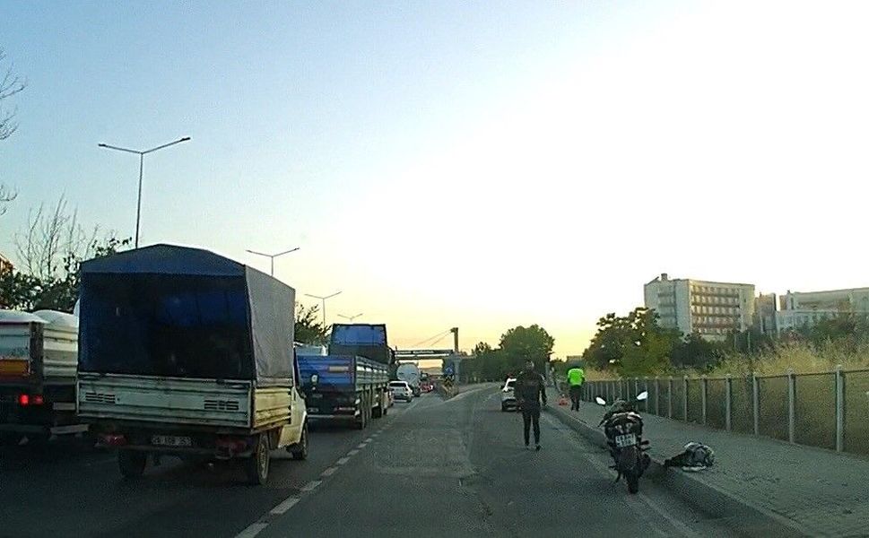Motosikletten düşen kadın sürücü yaralandı