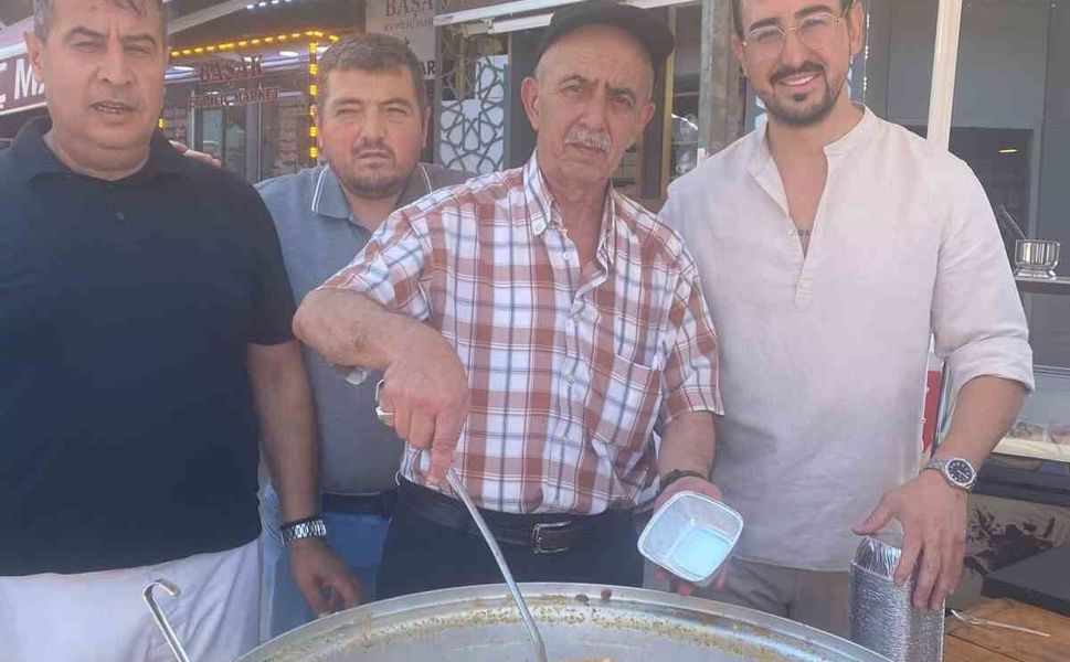 Odunpazarı esnafı vatandaşlara aşure ikram etti